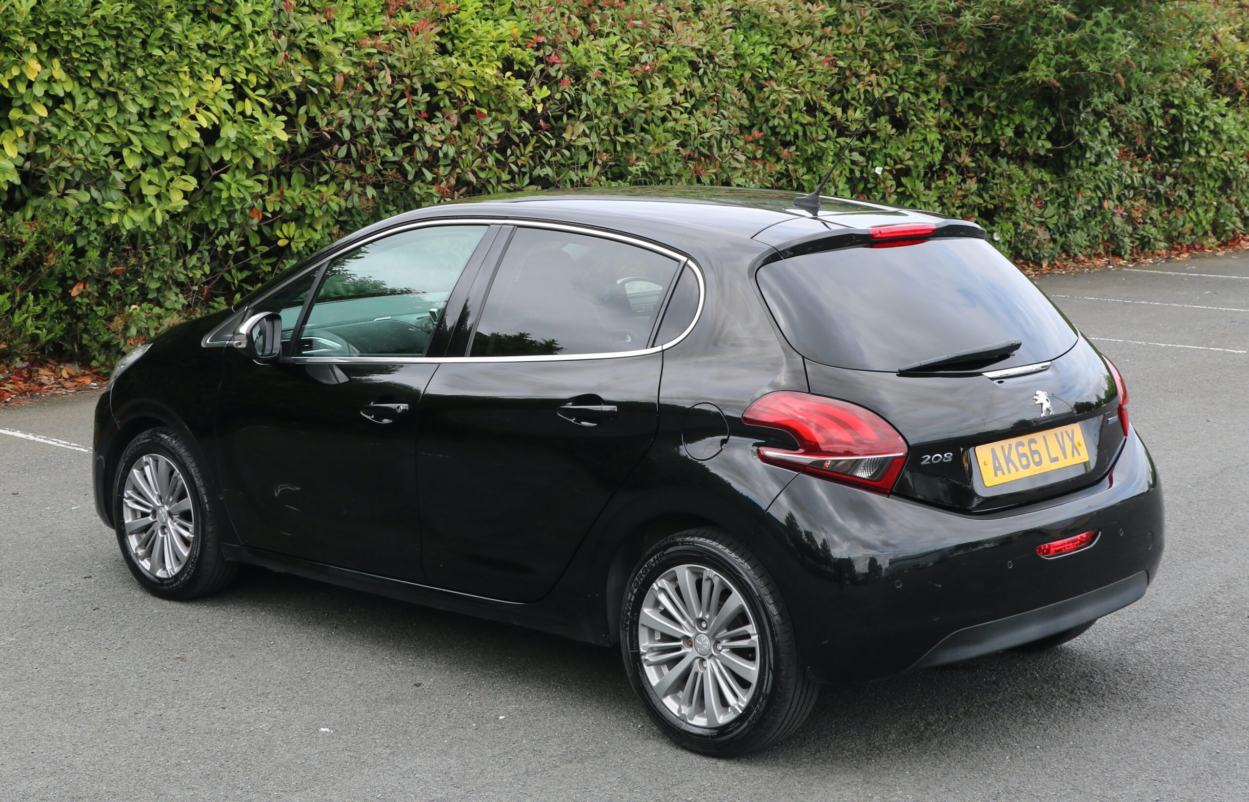 Peugeot 208 1.2cc Petrol Manual Allure spec, 5 Doors, Black, Wet Timing Belt replaced through Main Dealer, AA Warranty - Image 10