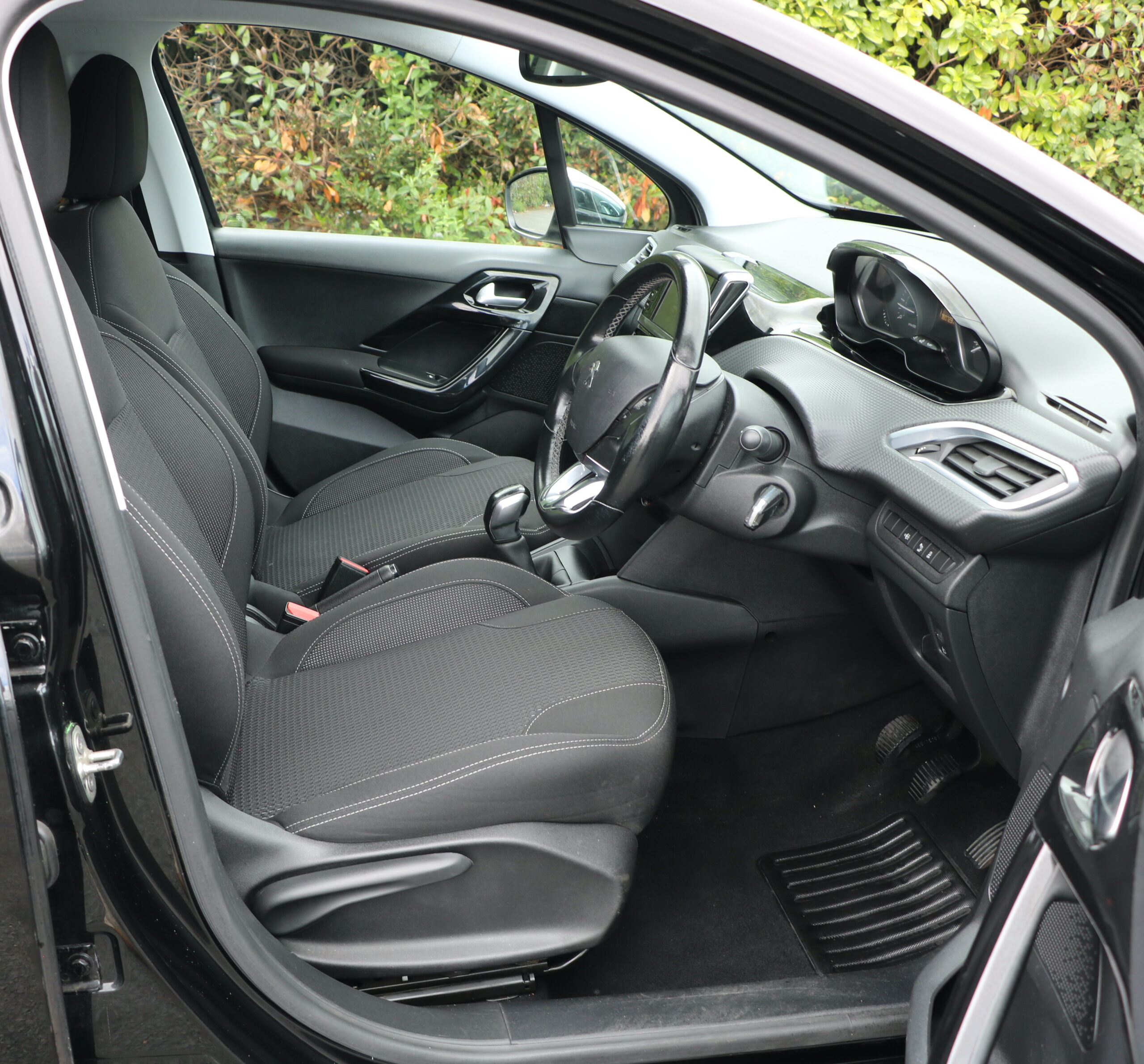 Peugeot 208 1.2cc Petrol Manual Allure spec, 5 Doors, Black, Wet Timing Belt replaced through Main Dealer, AA Warranty - Image 29