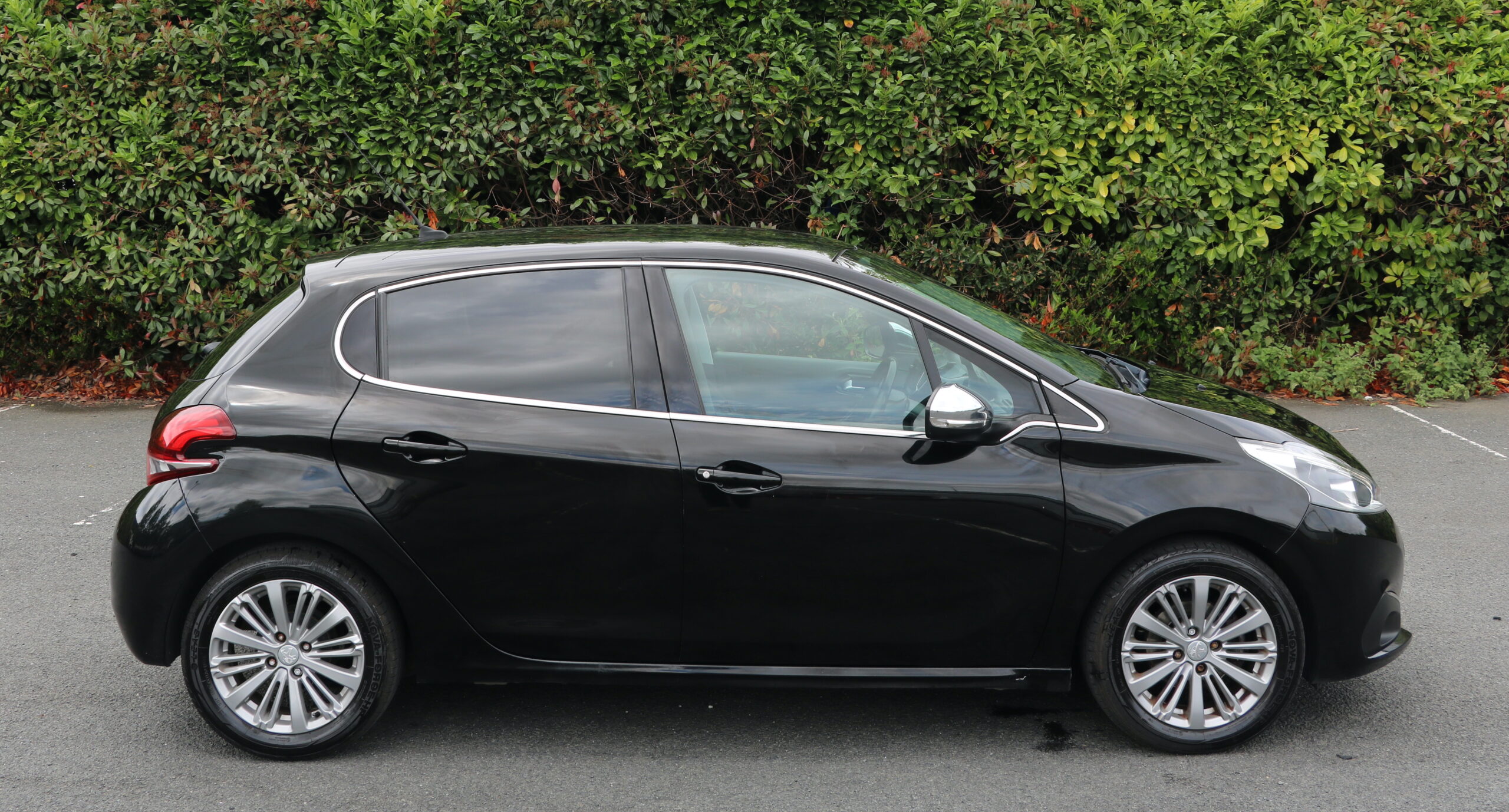 Peugeot 208 1.2cc Petrol Manual Allure spec, 5 Doors, Black, Wet Timing Belt replaced through Main Dealer, AA Warranty - Image 5