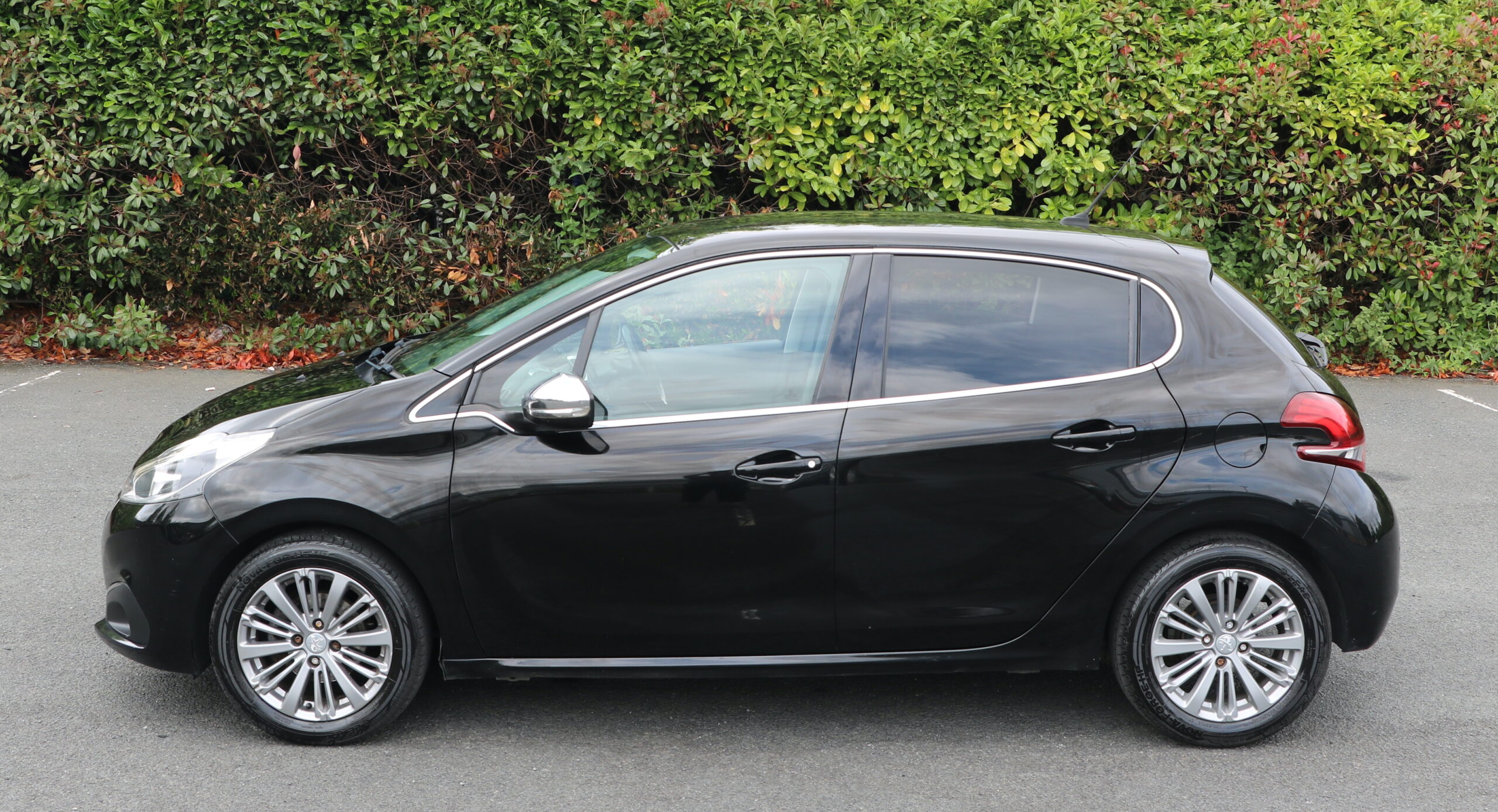 Peugeot 208 1.2cc Petrol Manual Allure spec, 5 Doors, Black, Wet Timing Belt replaced through Main Dealer, AA Warranty - Image 11